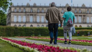VIDEO - Pensionarii de la țară sunt nevoiți să muncească cu ziua pentru că nu le ajung banii de la o lună la alta