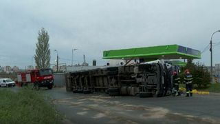  Un TIR plin cu păsări s-a răsturnat pe centura Buzăului
