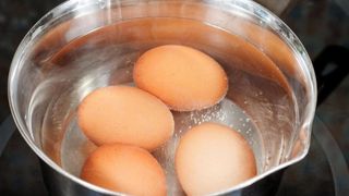 Cum se fierb ouăle de Paşte: Greşeala pe care trebuie să o eviţi. Mare atenţie: Se vor crăpa!