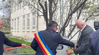 VIDEO - Inaugurare neobișnuită a unui contor de gaze din Botoșani. A fost sfințit de preoți şi s-a tăiat panglica