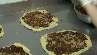 VIDEO - Cozonacii cruzi disponibili pentru a fi cumpărați în brutării, soluția pentru cei care nu au timp să gătească, dar vor să se bucure de mirosul de cozonac făcut în casă