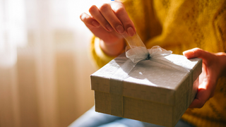 Cadouri pentru proaspete mămici: 5 idei cu care nu dai greș