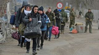 Locuitorii din Mariupol sunt amenințați cu moartea de soldații ruși. Civilii sunt obligați să poarte banderole albe