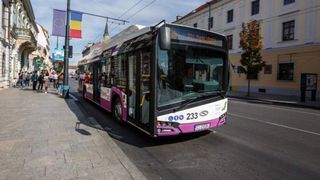 Scene șocante în autobuz: un copil de trei ani s-a trezit cu geamul în cap