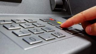 cum să scoți cardul bancar dacă e prins în atm