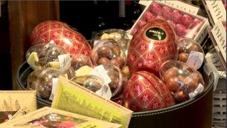 VIDEO | Ou de ciocolată de două kilograme și cozonac Dolce&Gabanna. Vezi cât costă produsele de lux pentru Paște