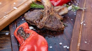 VIDEO - ANPC a retras  de la v&acirc;nzare o tonă de carne de miel. S-au dat amenzi de 400.000 de lei