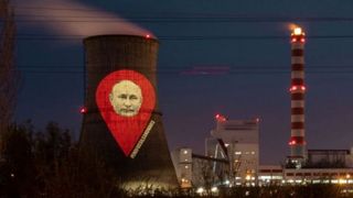 Protest anti-război la rafinăria Lukoil din Ploieşti. Chipul lui Vladimir Putin a fost proiectat pe turnul rafinăriei