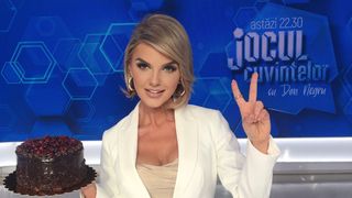 silvia-ionita-premiata-de-dan-negru-cu-un-tort-dupa-ce-a-gasit-solutiile-definitiilor-de-la-jocul-cuvintelor