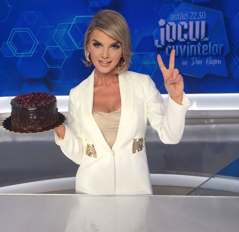 silvia-ionita-premiata-de-dan-negru-cu-un-tort-dupa-ce-a-gasit-solutiile-definitiilor-de-la-jocul-cuvintelor