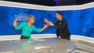 Silvia Ioniță, premiată de Dan Negru cu un tort, după ce a găsit soluțiile definițiilor de la „Jocul cuvintelor”