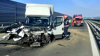 Accident pe autostrada A1. Roata unei camionete a explodat