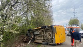 Microbuz cu copii, răsturnat în județul Suceava