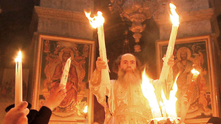 VIDEO | Lumina Sfântă de la Ierusalim, împărțită în bisericile din România. Paște Fericit!