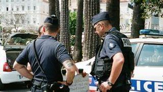 Poliţiştii au tras &icirc;ntr-o maşină suspectă parcată pe contrasens la Paris. Nouă persoane au fost ucise