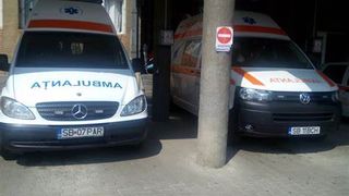 Un microbuz a lovit o casă, iar trei persoane au ajuns la spital