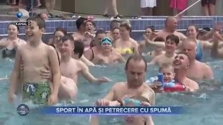 Sport &icirc;n apă și petrecere cu spumă