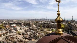 Trei gropi comune descoperite lângă Mariupol. Localnicii au fost obligați de ruși să participe la îngroparea celor uciși 