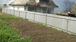  Casă mistuită de flăcări după ce a fost lovită de un trăsnet