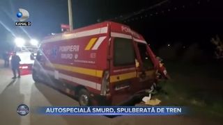 Autospecială SMURD, spulberată de tren