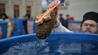 Cum se foloseşte Aghiasma Mică de la Izvorul Tămăduirii? Iată ce spun preoţii