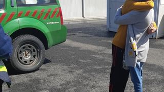 VIDEO - Un copil rom&acirc;n a fost uitat &icirc;ntr-o parcare din Ungaria