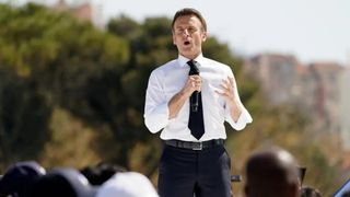 VIDEO - Emmanuel Macron, atacat cu roșii la prima ieșire publică după realegerea ca președinte