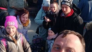 Un bărbat a salvat 200 de ucraineni din Mariupol cu mașina sa veche: &rdquo;Cel mai rău era c&acirc;nd se făcea liniște&rdquo;