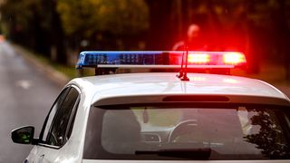 Un bărbat din Argeș a călcat cu roata maşinii un poliţist şi l-a acroşat cu autoturismul pe altul. Bărbatul a fost reținut