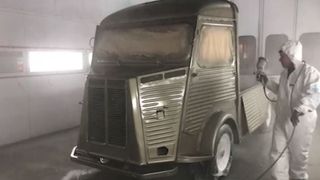 VIDEO - Afacere inedită. Un t&acirc;năr din Brașov recondiționează dube, care ulterior pot fi &icirc;nchiriate