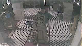 VIDEO - Un hoț cu frică de Dumnezeu! Un bărbat a fost filmat în capela Spitalului de Boli Infecţioase din Timişoara în timp ce fura din geanta unei femei, apoi şi-a făcut cruce