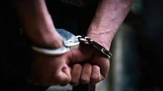 Un tânăr și-a lovit mama și bunica cu un topor. Era supărat că au refuzat să îi ofere bani