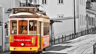 VIDEO - O tânără din Capitală care era hărțuită de doi bărbați în tramvai a fost ajutată de un tânăr curajos