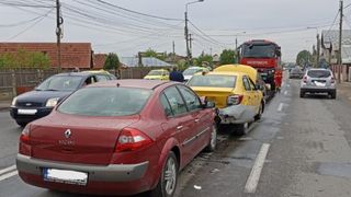 Un taximetrist a fost rănit în urma unui carambol cu patru mașini 