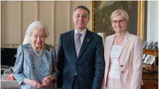 Regina Elisabeta a II-a, apariție remarcabilă. Monarhul britanic s-a întâlnit cu președintele Elveției