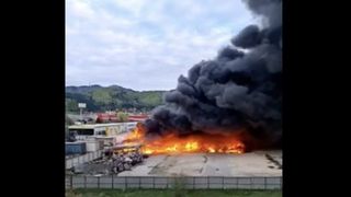 Un incendiu puternic a izbucnit în piața de haine second hand din Brașov