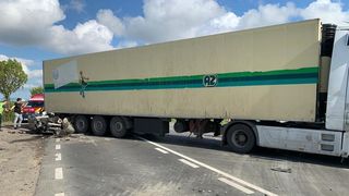 Accident grav în Buzău: Doi soți au murit după ce maşina în care se aflau a intrat sub un TIR