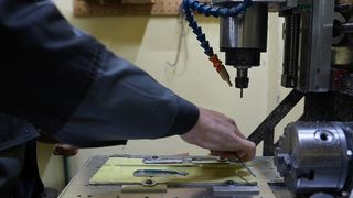 Un afacerist din Ucraina vinde brelocuri pentru chei confecţionate din epava unui avion rusesc doborât, pentru a finanţa efortul de război