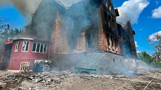  Rușii au distrus un liceu din Lugansk. Clădirea a rezistat celor două războaie mondiale