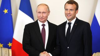 Emmanuel Macron și Vladimir Putin poartă prima discuție după mai bine de o lună