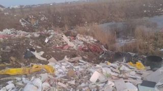 Groapă de gunoi clandestină, în județul Satu Mare. O primărie aruncă mizeria la marginea localității și o acoperă cu pământ