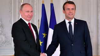 Putin &icirc;i transmite lui Macron că UE &rdquo;ignoră crimele de război comise de Ucraina şi bombardamentele masive din Donbas&rdquo;