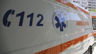 VIDEO |Un tânăr din Capitală, dezbrăcat complet, amenință că se aruncă de la etajul 5