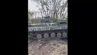  Un soldat american ce luptă în Ucraina prezintă un vehicul blindat „furat” de la ruși: „A fost o zi bună”