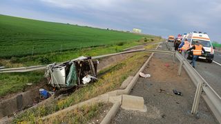 Accident grav pe Autostrada Soarelui. Mașină cu doi adulţi şi doi copii, răsturnată în șanț