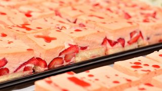 Prăjitură spornică cu căpşuni: Reţeta pe care trebuie să o încerci în această primăvară