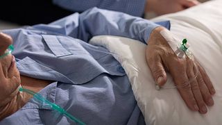 Caz revoltător în Târgu-Jiu. Două asistente au tăiat o parte din mâna unui pacient atunci când i-au scos branula