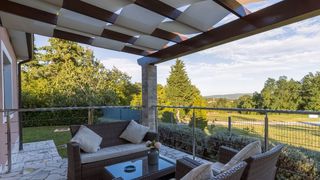 Cum să îți transformi curtea pentru vară? TOP 5 elemente pentru o curte de vis