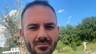 El este tatăl copiilor morți la Timișoara, alături de mama lor. Alex este copleșit de durere