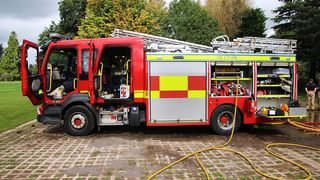 VIDEO |Incendiu uriaș într-un bloc din Năvodari. 14 familii au fost evacuate de urgență